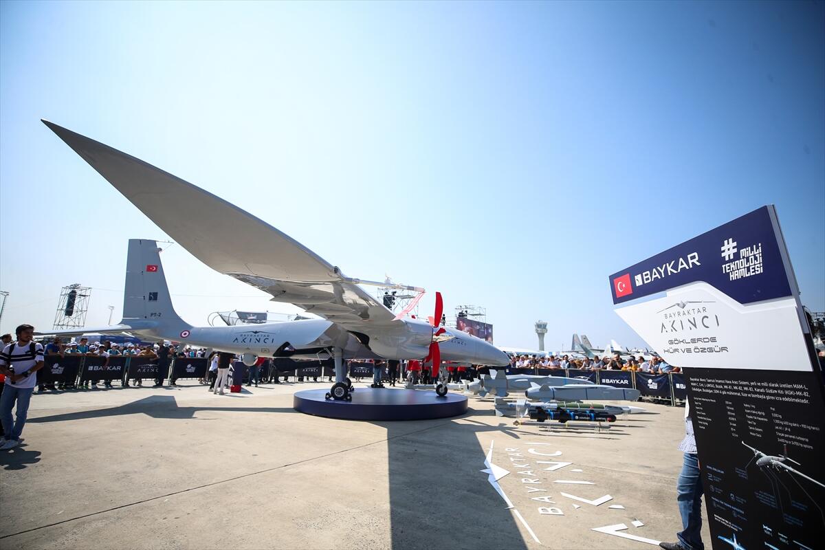 Sechs Computer mit künstlicher Intelligenz bei AKINCI TİHA