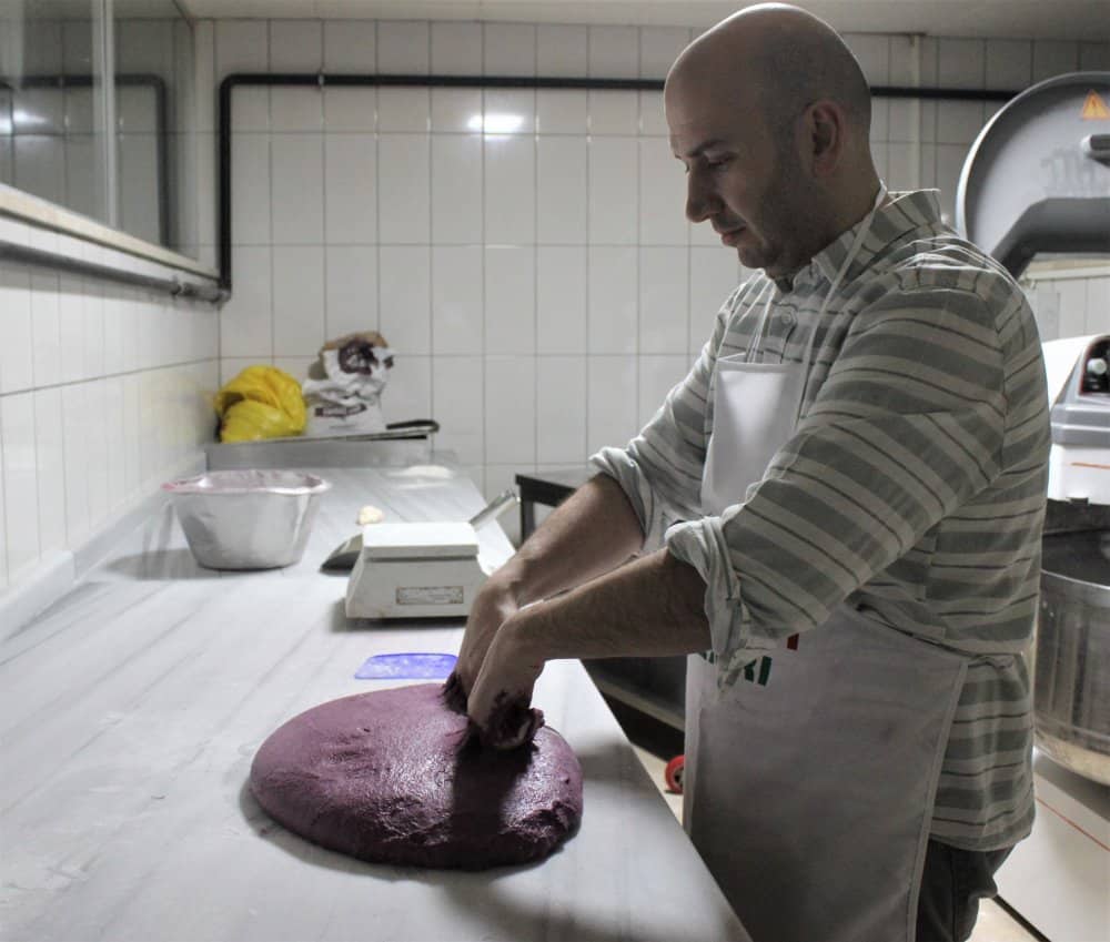 Eine Bäckerei, die lila Brot produziert