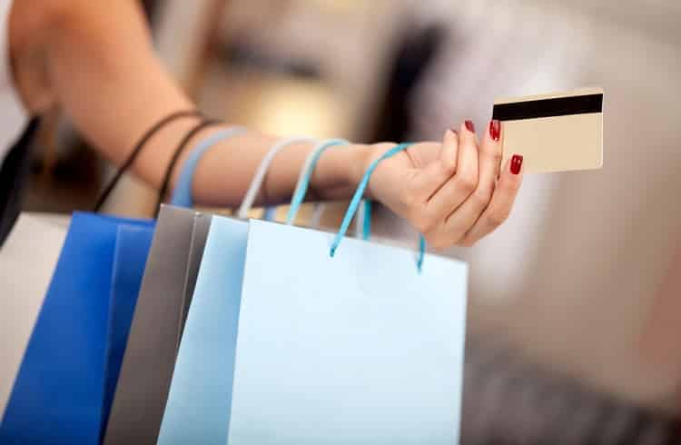 Birleşik Krallık'ta Kredi Kartı Harcamaları Azaldı