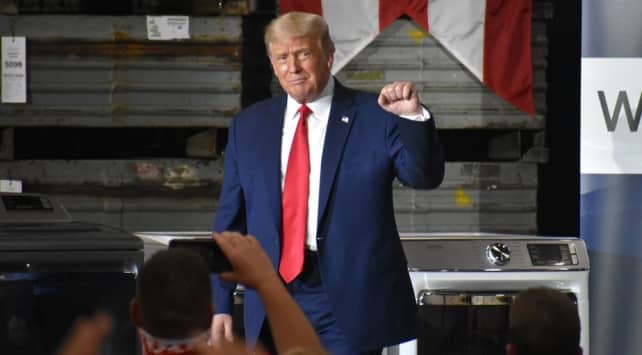 Trump berichtet, dass die Arbeitslosenunterstützung bis Ende des Jahres verlängert wird