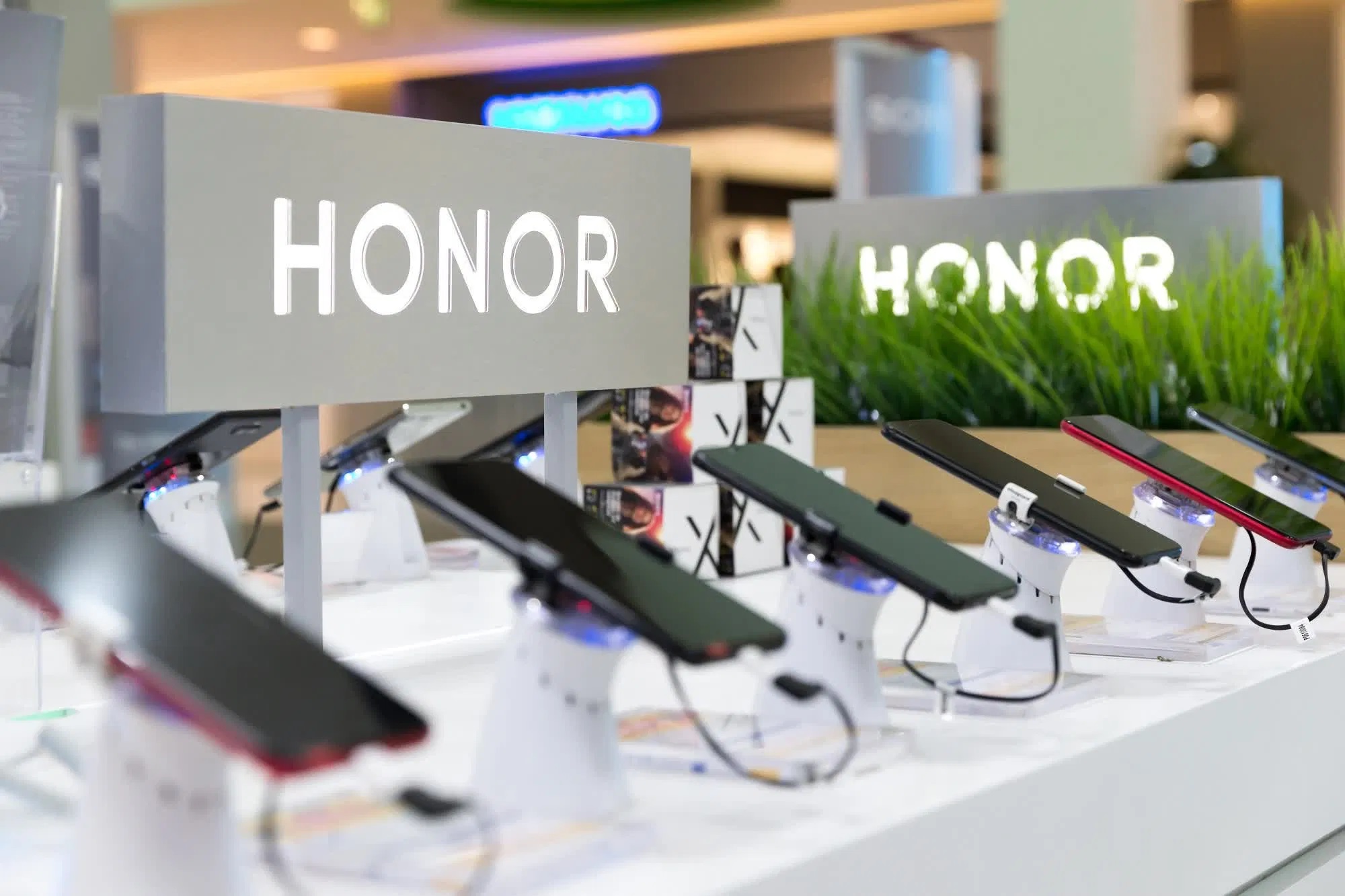 Huawei Plans To Sell Its Low-cost Phone Division To The Honor Consortium