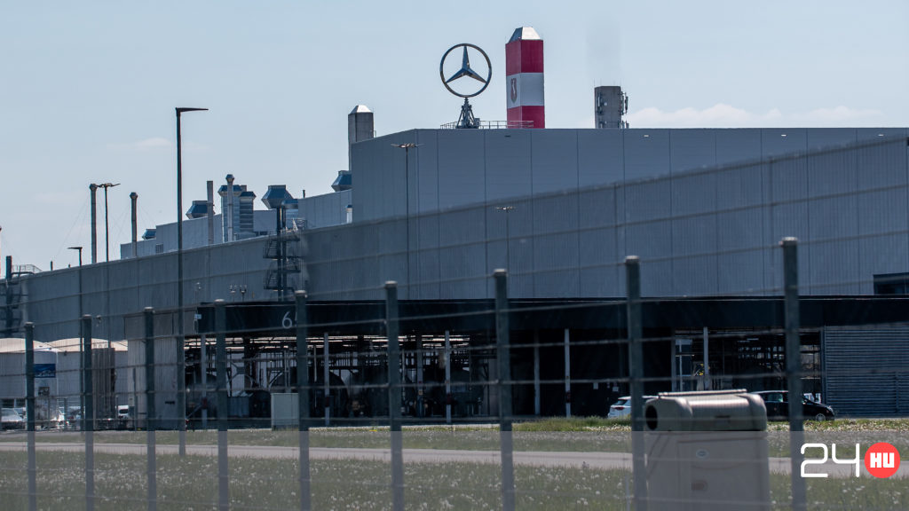 The Hungarian Mercedes and Audi plants limit production due to a lack of parts