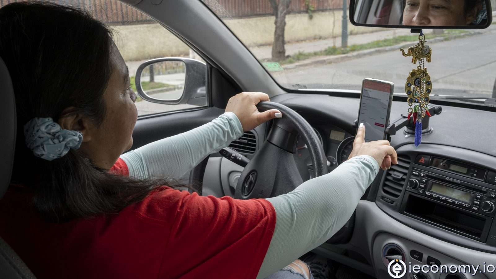 From now on, the drivers of Uber are employees of the company