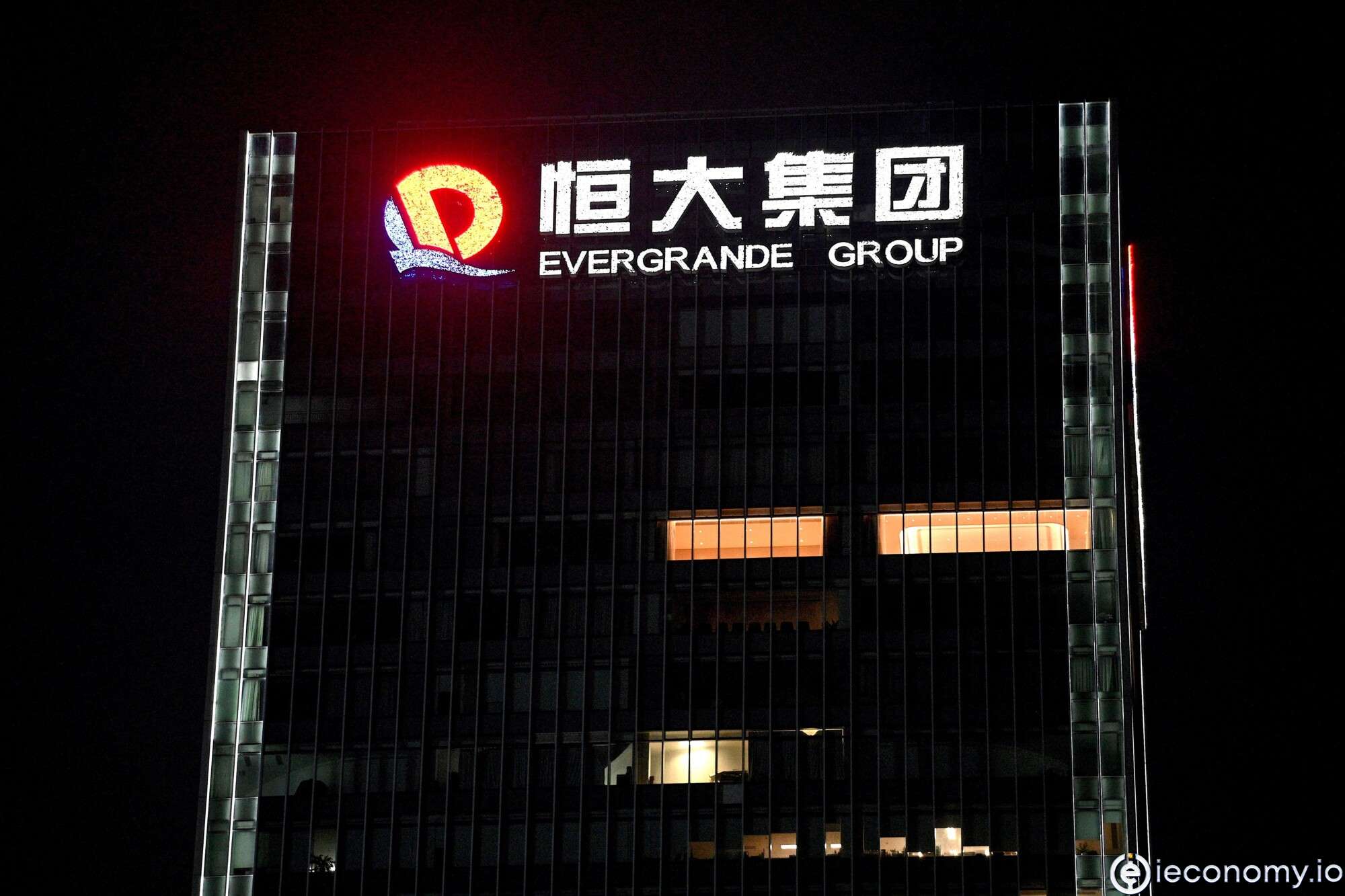 Evergrande, satışlarındaki düşüş nedeniyle riskler konusunda uyarıyor