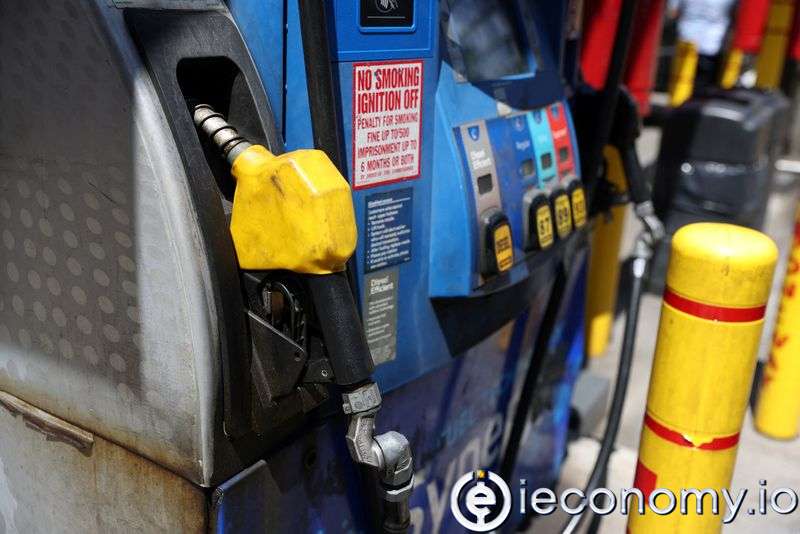 Oil prices rise on weaker dollar and supply concerns