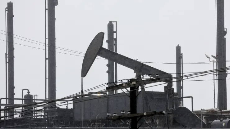 Oil falls 2% on Chinese demand concerns