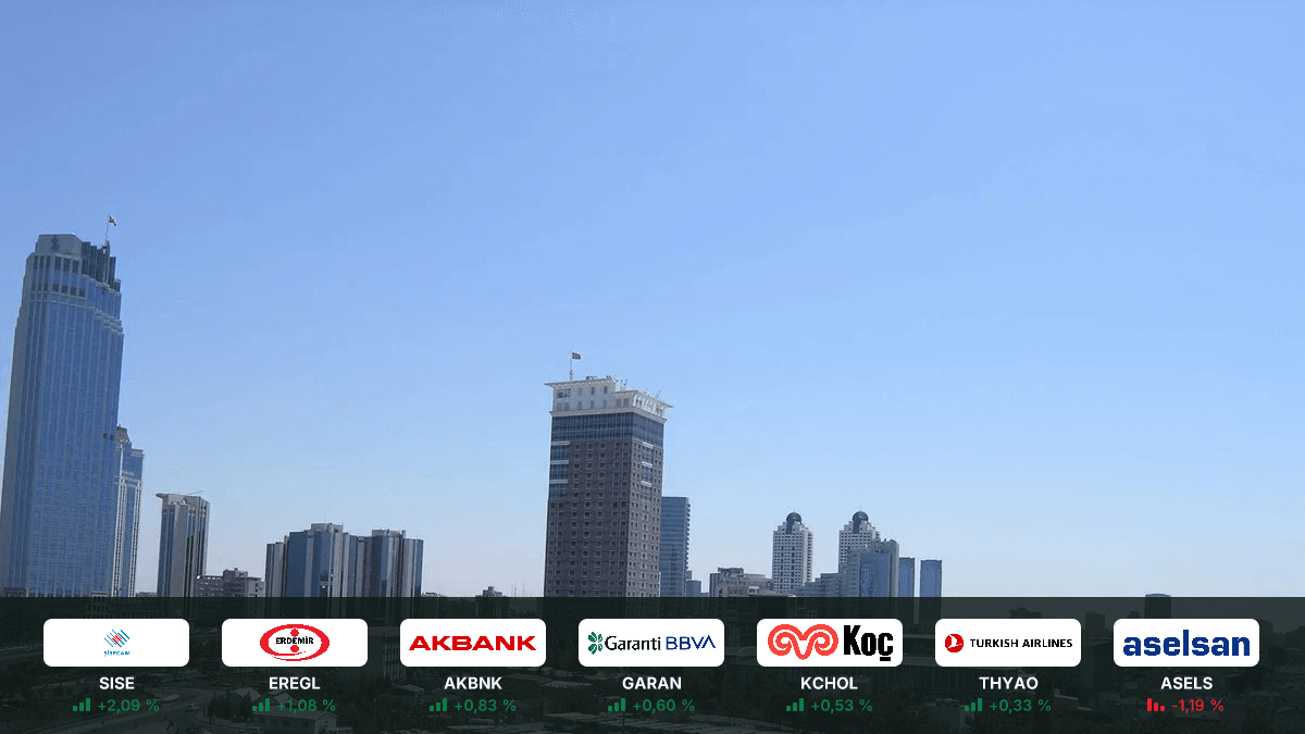 Borsa İstanbul hisse hareketleri: en çok yükselen SISE (+2,09 %), en çok gerileyen ASELS (-1,19 %) — arka planda Zincirlikuyu'dan Levent silueti: ofis kuleleri ve geniş, açık gökyüzü (temsilî görsel)
