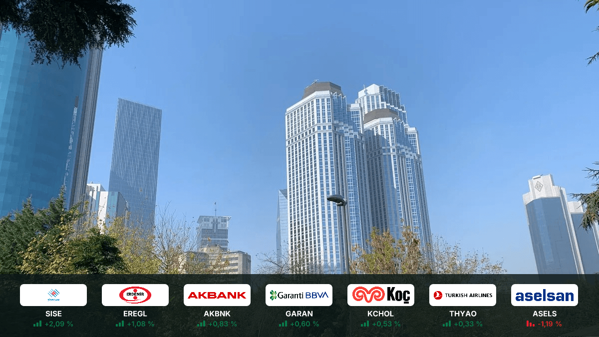 Borsa İstanbul hisse hareketleri: en çok yükselen SISE (+2,09 %), en çok gerileyen ASELS (-1,19 %) — arka planda Levent'teki İş Kuleleri (Türkiye İş Bankası genel müdürlüğü), önde parkın ağaçları (temsilî görsel)
