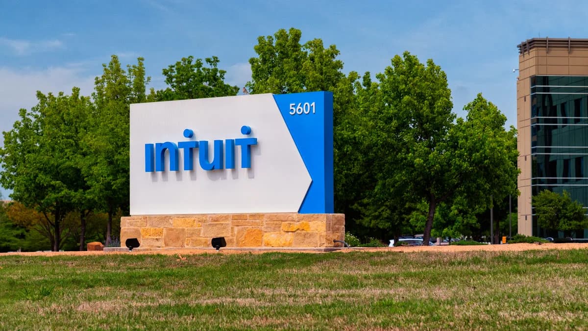 Intuit genel merkezinin girişindeki logolu tabela ve arkadaki ofis binası