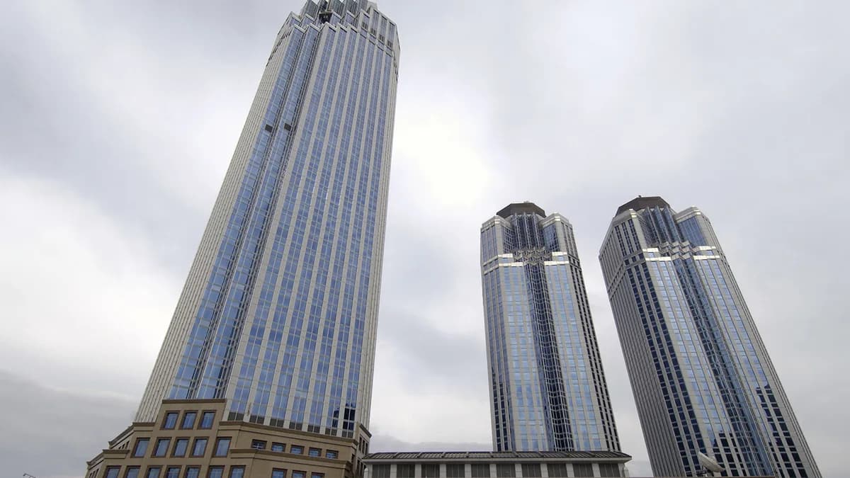 Levent'teki İş Kuleleri alçak açıdan: üç kulenin cam cepheleri bulutlu gökyüzüne yükseliyor (temsilî görsel)