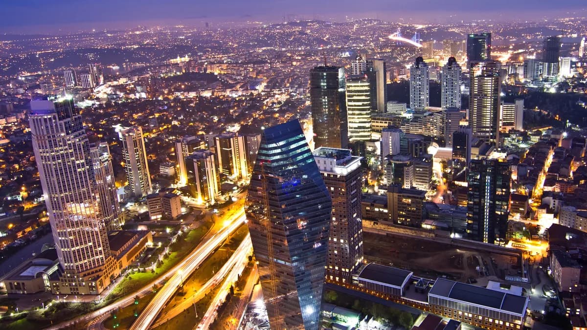 Gece havadan Levent iş bölgesi: aydınlık kuleler, Büyükdere Caddesi ve uzakta Boğaz Köprüsü (temsilî görsel)