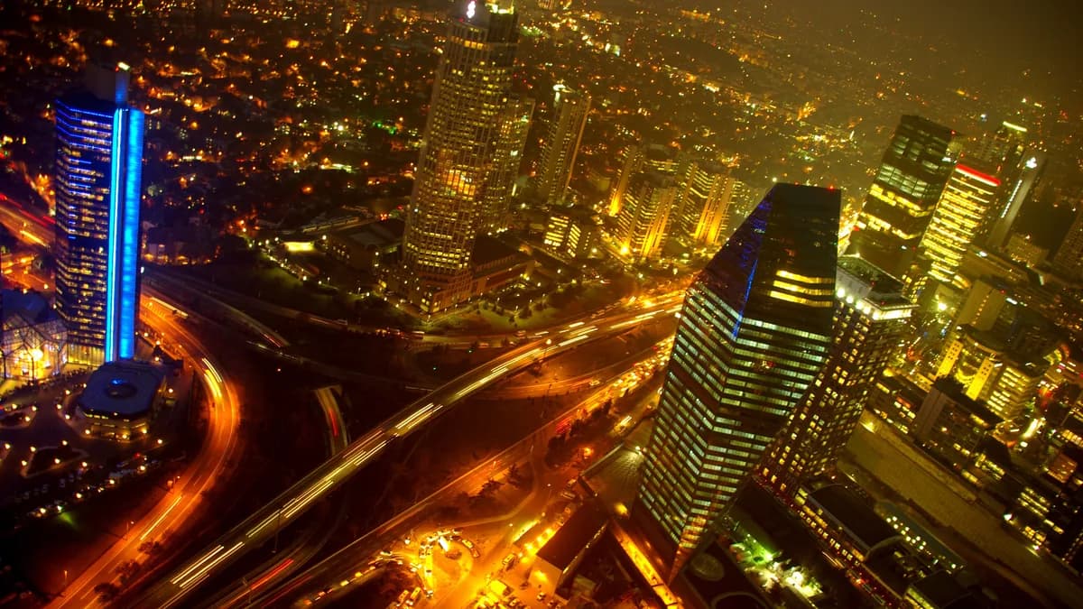 Gece havadan Levent: mavi ışıklı İstanbul Sapphire, Büyükdere Caddesi'nin ışık izleri ve çevredeki kuleler (temsilî görsel)