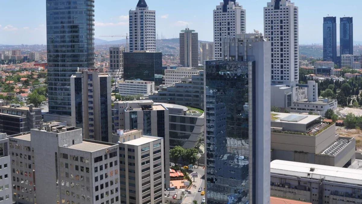 Gündüz Levent iş bölgesi: yoğun ofis binaları ve arkada başka ofis kuleleri (temsilî görsel)