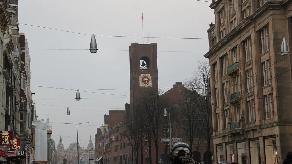 Beurs van Berlage'ın kule saati ve tuğla cephesi, üstünde uçuşan güvercinler (temsilî görsel)