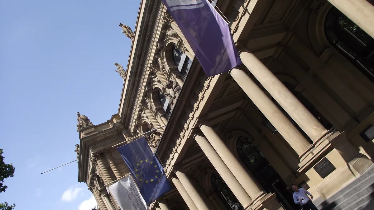 La fachada de arenisca de la Bolsa de Fráncfort, con la bandera de la UE y las banderas propias de la bolsa delante (imagen ilustrativa)