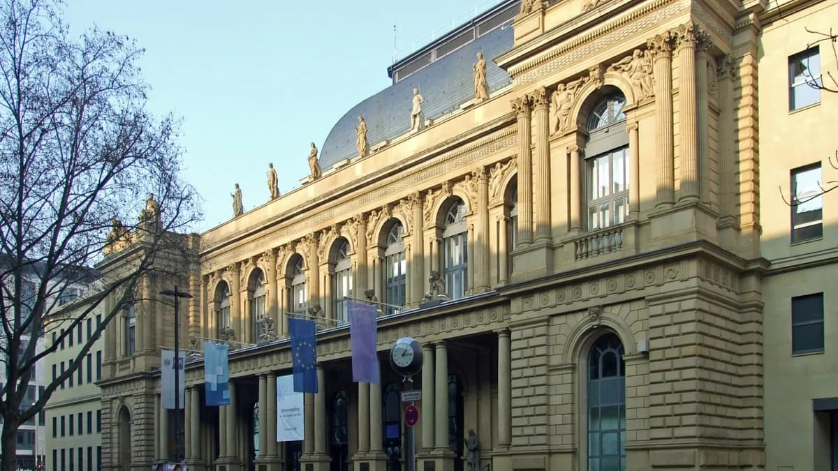 De rijk versierde gevel van de beurs van Frankfurt, de standbeelden op het dak en de EU-vlag ervoor (illustratieve afbeelding)