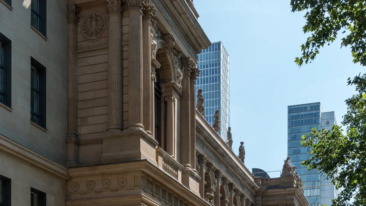 Die Fassade der Frankfurter Börse und die Statue auf ihrem Dach, im Hintergrund ein moderner Glaswolkenkratzer (Symbolbild)
