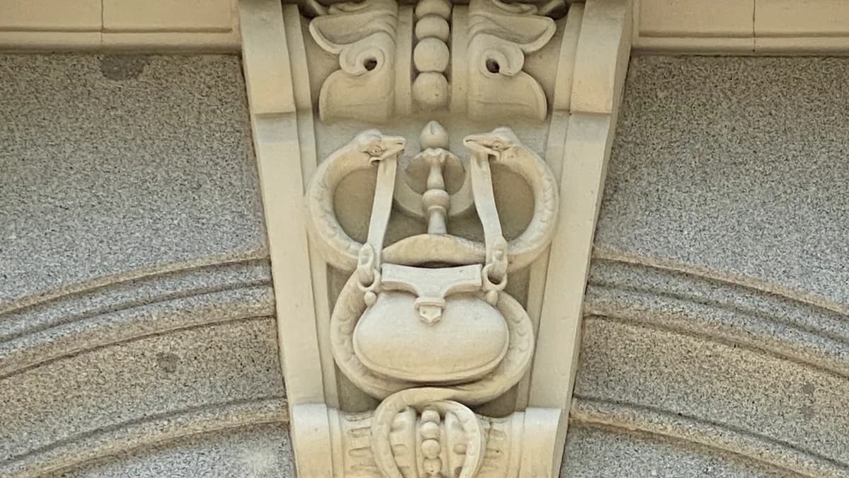 La fachada del Palacio de la Bolsa de Madrid, en una calle tranquila bajo un cielo despejado (imagen ilustrativa)