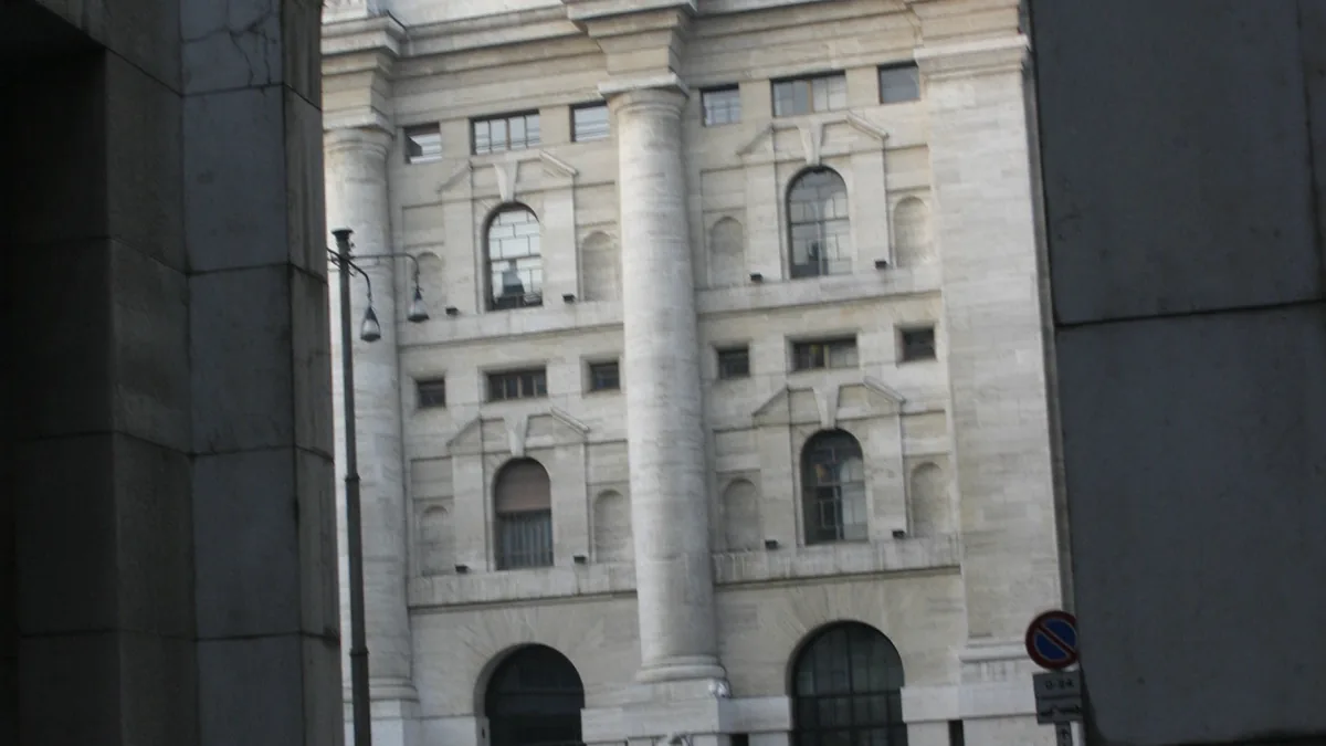 La fachada del Palazzo Mezzanotte, la Bolsa de Milán, vista a través del pasaje abovedado de un edificio vecino (imagen ilustrativa)