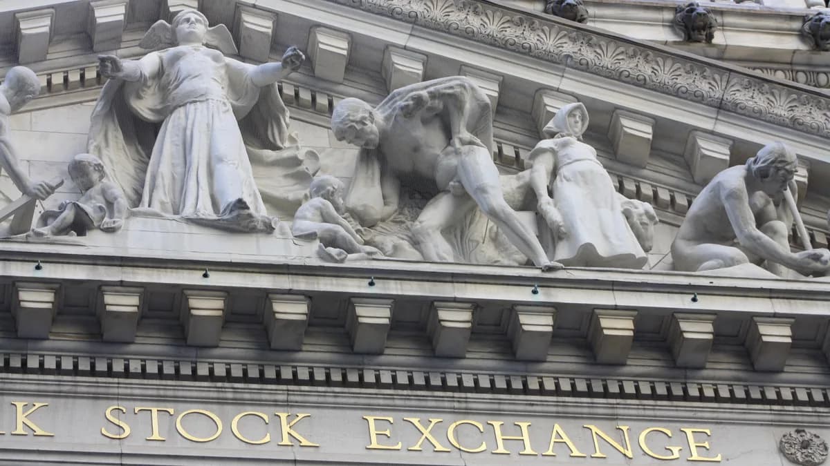 Primo piano del gruppo scultoreo sul frontone del New York Stock Exchange, con la scritta "STOCK EXCHANGE" in lettere dorate sotto (immagine illustrativa)