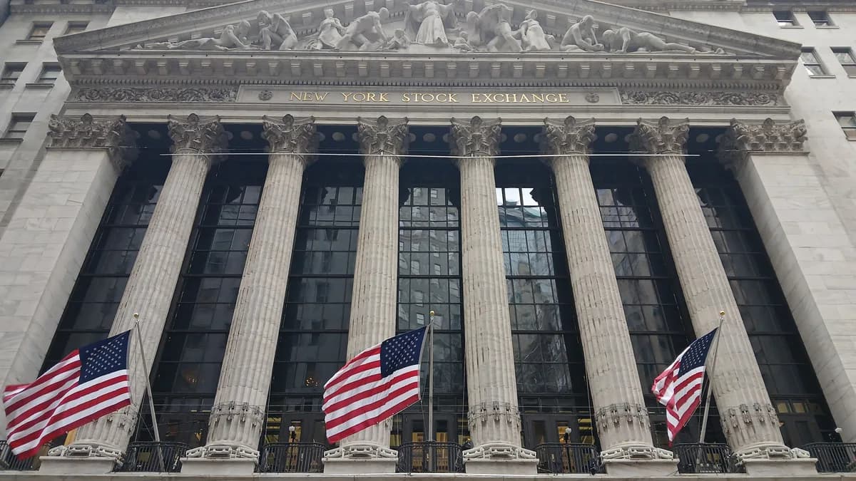 La fachada de la Bolsa de Nueva York, con tres banderas estadounidenses ondeando al viento (imagen ilustrativa)