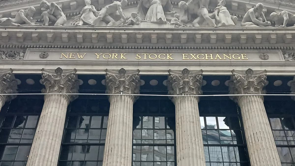 Primer plano del grupo escultórico y el rótulo dorado "NEW YORK STOCK EXCHANGE" en el frontón del edificio (imagen ilustrativa)