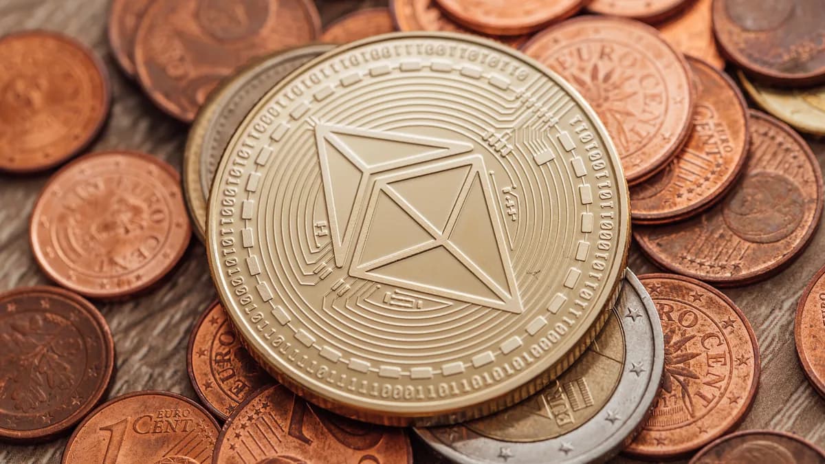 Euro sent madeni paralarının üzerinde duran altın renkli bir Ethereum madeni parasının yakın çekimi (temsilî görsel)