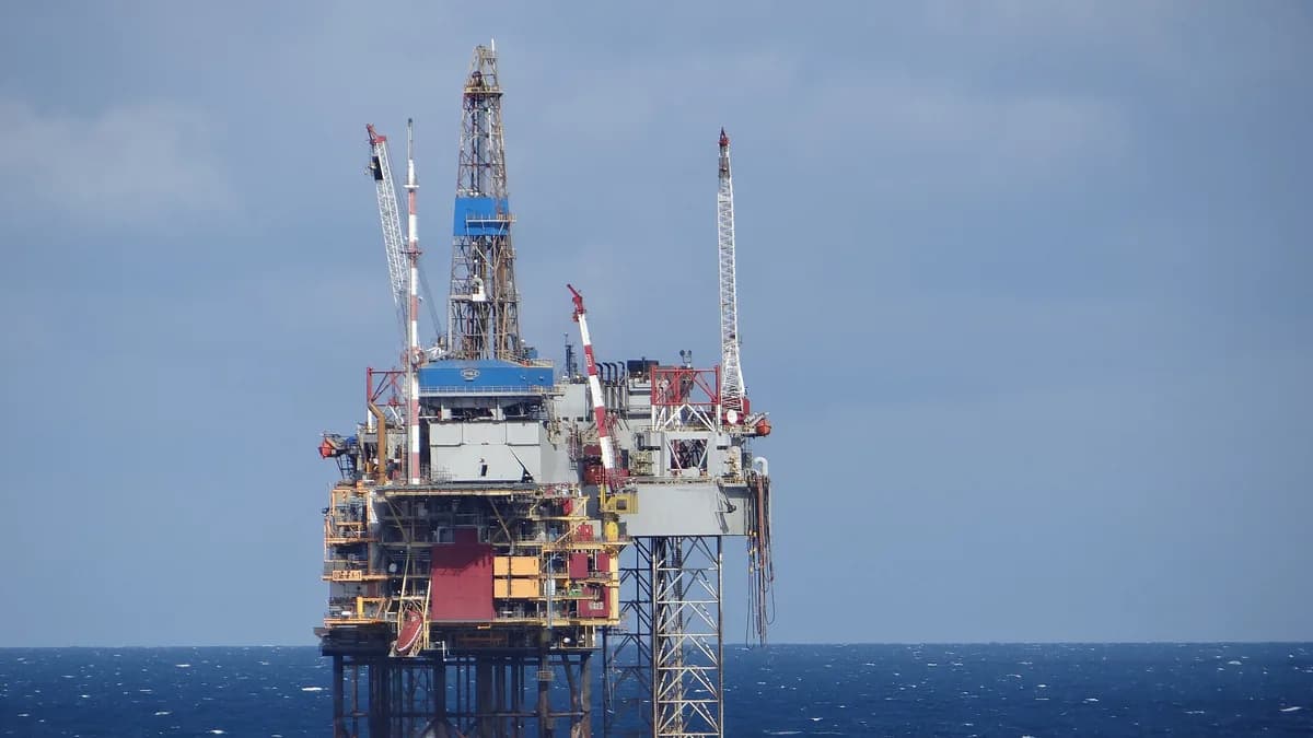 Una piattaforma petrolifera offshore nel Mare del Nord, sotto un cielo foschio (immagine illustrativa)