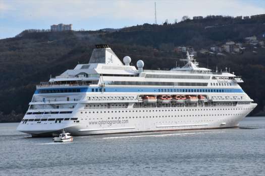 Rusya’dan Amasra Limanı'na Gelen Yolcu Gemisi Limana Çarptı